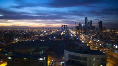لقطة علوية لمدينة الرياض مطلة على أبراج في طريق الملك فهد, مركز الملك عبدالله المالي, الرياض في المساء, جمال مدينة الرياض, أفق الرياض , السعودية