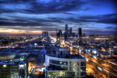 لقطة علوية لمدينة الرياض مطلة على أبراج في طريق الملك فهد, مركز الملك عبدالله المالي, الرياض في المساء, جمال مدينة الرياض, أفق الرياض , السعودية