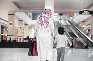 أب سعودي يستمتع بالتسوق مع إبنتة , أب سعودي يتمشى مع إبنته في المركز التجاري 