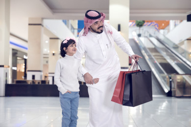 أب سعودي يستمتع بالتسوق مع إبنتة , أب سعودي يتمشى مع إبنته في المركز التجاري 