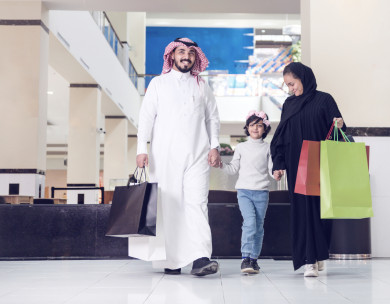 عائلة سعودية تستمتع بالتسوق معا في المركز التجاري , أطفال سعوديين  يستمتعان بالتسوق مع والديهم 