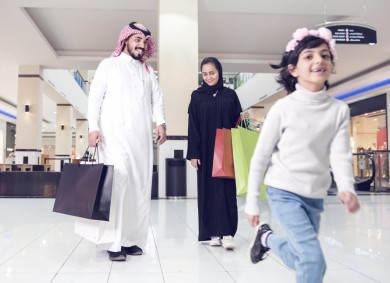 عائلة سعودية تستمتع بالتسوق معا في المركز التجاري , أطفال سعوديين  يستمتعان بالتسوق مع والديهم 