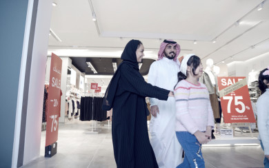 عائلة سعودية  سعيدة متجهة خارج المتجر التجاري , أطفال سعوديين يتمشون مع أبآئهم في مركز التسوق 
