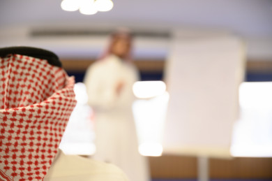 صورة مقربة لمتدرب سعودي  في دورة تدريبية يقدمها مدرب ، رجل اعمال  في اجتماع لشرح استراتيجيات الشركة ، غرفة اجتماعات ، اجتماع عمل ، دورة تدريبية