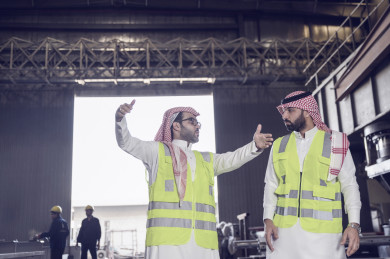 مهندسان صناعيان سعوديين شركاء في مصنع الحديد ، يتحققان من جودة انتاج المصنع ، باللباس السعودي التقليدي ، مفهوم الهندسة و الصناعة