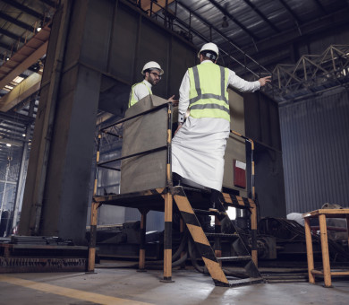 مهندسان صناعيان سعوديين داخل مصنع الحديد ،يشرفان على آلية عمل جهاز صناعة الحديد وكيفيه  تطويره 