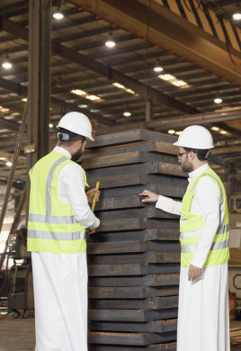 مشرفان سعوديان داخل مصنع الحديد ، يقومان بالاشراف و فحص المنتجات بأنفسهم ، تدقيق العمل ، الاشراف على منتجات المصنع من الحديد و الألمنيوم