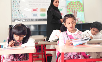 أطفال سعوديون يتعلمون عن طريق اللعب باستخدام الأنشطة التعليمية في حصة النشاط في الروضة 