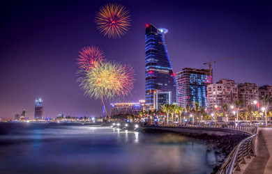 سيتي سكيب لاحتفالات العيد الوطني في جدة ، ابراج مطلة على البحر ، العاب نارية ملونة في السماء السعودية