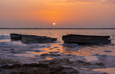 الغروب الذهبي في جدة المملكة العربية السعودية ، منظر الغروب جنوب جدة لقوارب على الشاطئ ، مناظر طبيعية خلابة في سماء المملكة السعودية