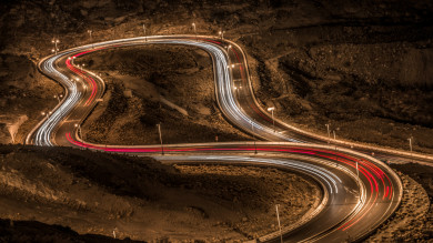 منطقة عقبة الهدا في الطائف في وضع المساء ، طرق سيارات على الجبال و اضواء الشوارع الصفراء ، جمال السعودية ، الطبيعة الخلابة