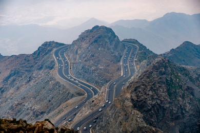 منطقة عقبة الهدا في الطائف عند وضع الغروب ، طرق سيارات على الجبال ، جمال السعودية ، الطبيعة الخلابة