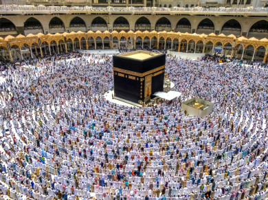 طواف الحجاج  حول الكعبة في مكة المكرمة ، المسلمون يؤدون عباداتهم عند الكعبة المشرفة ، بيت الله في الحرم المكي ، اداء العبادات ، الزوار الحجاج في السعودية