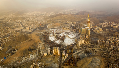 برج الساعة في مكة المكرمة من زاوية علوية ، جمال مدينة مكة في وضع النهار ، حجاج بيت الله الحرام ، بيوت و فنادق كثيرة في مكة ، جمال السعودية