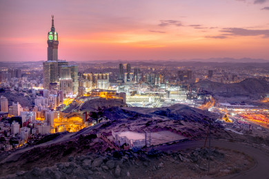 برج الساعة في مكة المكرمة من اعلى جبل الخندقة ، جمال مدينة مكة في وضع المساء ، حجاج بيت الله الحرام ، بيوت و فنادق كثيرة في مكة ، جمال السعودية
