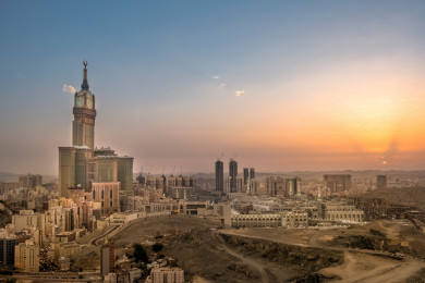 برج الساعة في مكة المكرمة من اعلى جبل الخندقة ، جمال مدينة مكة في وضع النهار ، حجاج بيت الله الحرام ، بيوت و فنادق كثيرة في مكة ، جمال السعودية