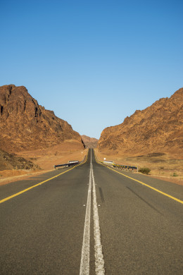 طريق المدينة المنورة في العلا ( خيبر) مع مرتفعات جبلية على جوانب الطريق في وضع النهار ، جمال الطبيعة السعودية 