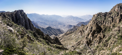 طبيعة وجمال المناظر الطبيعية في المملكة العربية السعودية ، مرتفعات جبلية ، سماء زرقاء بالغيوم
