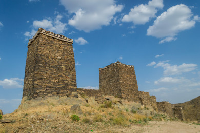 قلعة حجرية قديمة ذات فن معماري عربي عتيق في محافظة ميسان ، تقع بمنطقة مكة المكرمة غرب المملكة العربية السعودية
