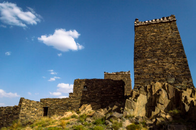 قلعة حجرية قديمة ذات فن معماري عربي عتيق في محافظة ميسان ، تقع بمنطقة مكة المكرمة غرب المملكة العربية السعودية