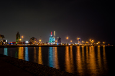 سيتي سكيب لأبراج جدة المطلة على البحر في وضع الليل ، انعكاس الأبراج و الألوان المضيئة ، جمال السعودية