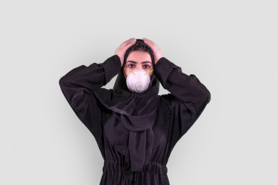 بورتريه لشابة سعودية ترتدي الكمامة ، مع تعابير الدهشة والصدمة على وجهها ، خلفية بيضاء