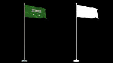 العلم الوطني للمملكة العربية السعودية على سارية العلم بجانبه علم ألفا ، مفرغ باللون الأبيض ، معزولة على خلفية سوداء