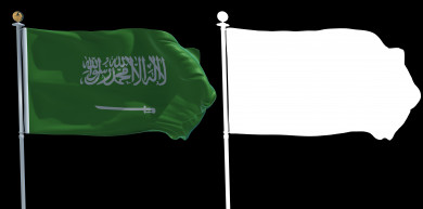 العلم الوطني للمملكة العربية السعودية على سارية العلم بجانبه علم ألفا ، مفرغ باللون الأبيض ، معزولة على خلفية سوداء