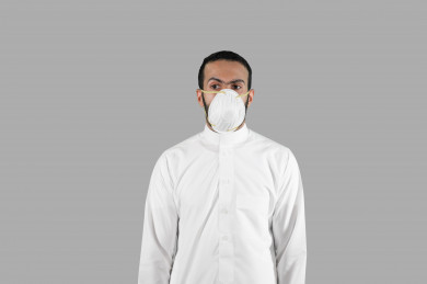 بورتريه لشاب سعودي يرتدي الكمامة ، تجنب انتشار العدوى ، الحفاظ على المسافات ، خلفية بيضاء