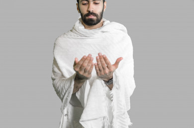 بورتريه رجل سعودي مسلم بلباس الاحرام ، الدعاء لله ، فريضة الحج ، خلفية بيضاء