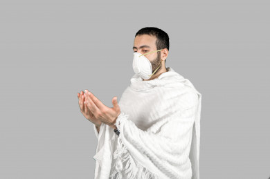 بورتريه لشاب سعودي خليجي بلباس الاحرام ويضع الكمامة ، اتباع اجراءات السلامة بوضع الكمامة بشكل صحيح ، تجنب انتشار العدوى ، خلفية بيضاء