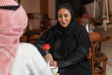 زوجان عربيان سعوديان يجلسان في المقهى بأجواء رائعة ،  متجر قهوه سعودي