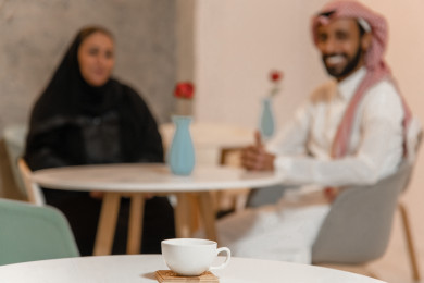 زوجان عربيان سعوديان يجلسان في المقهى بأجواء رائعة ،  متجر قهوه سعودي
